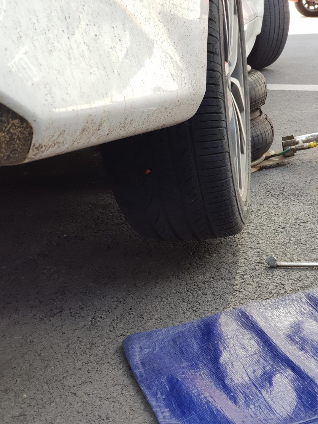 자동차 타이어 펑크 수리