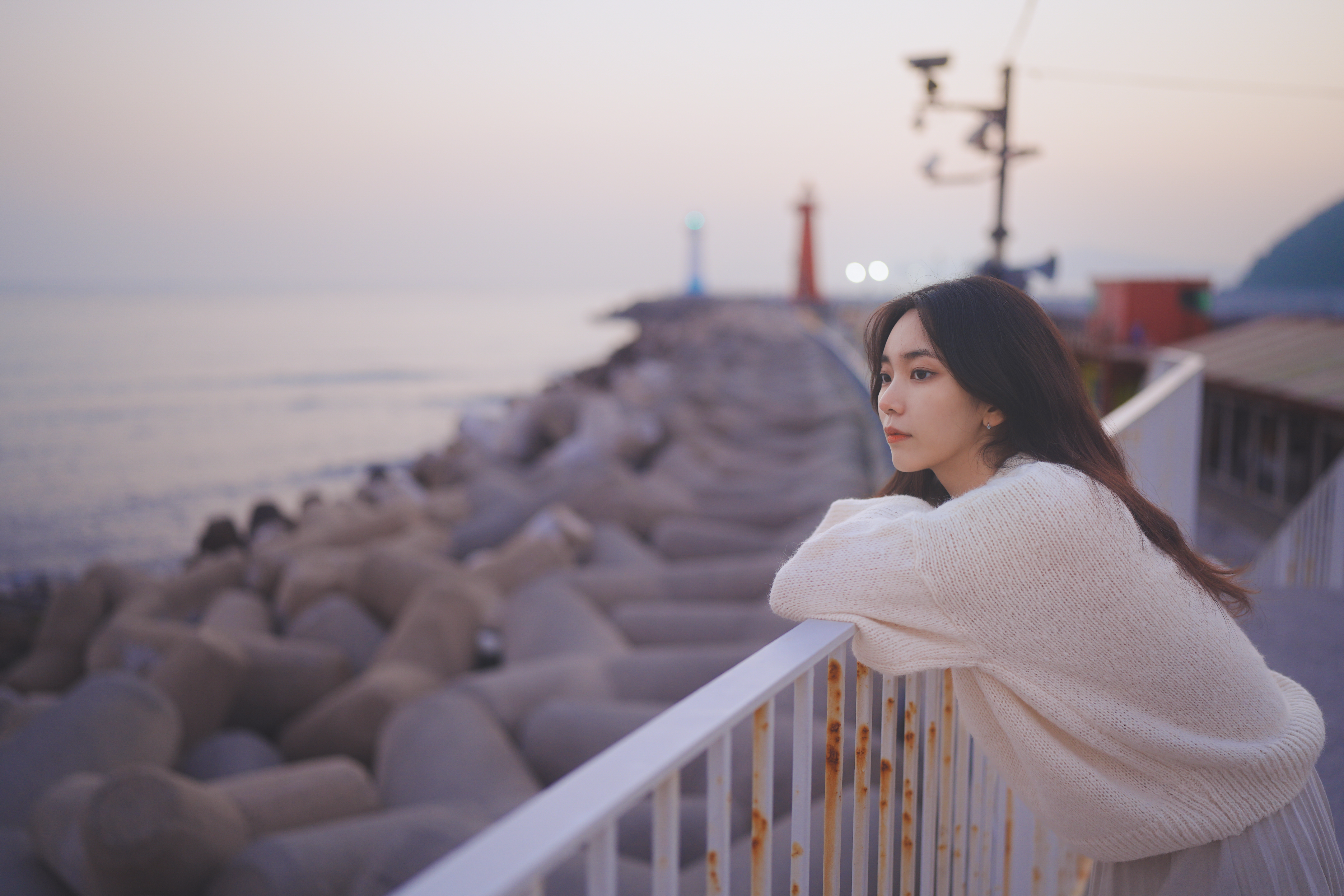 일몰 배경 바닷가 인물사진