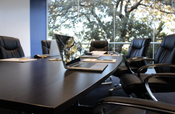 회의에서 동의하는 척하지만 이미 결론을 아는 순간