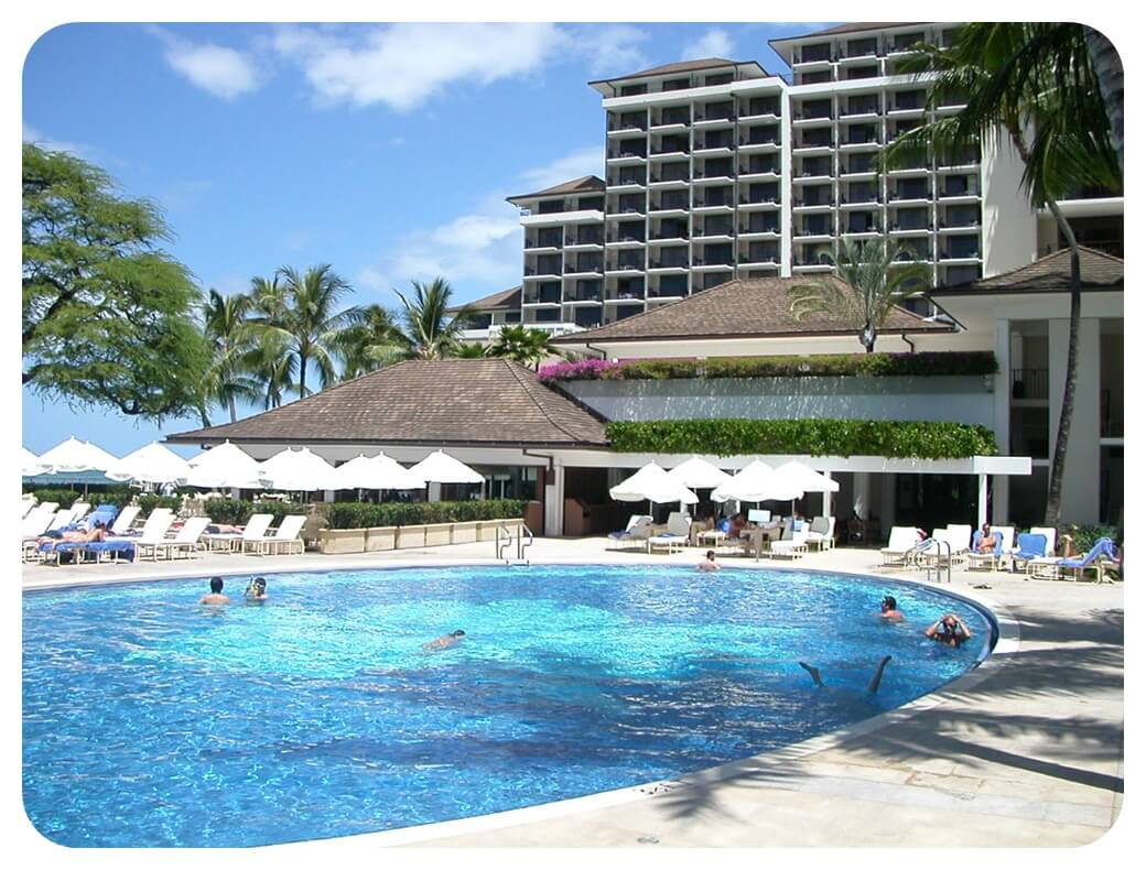 할레쿨라니-호텔-수영장-수영하는-사람들-풍경-사진