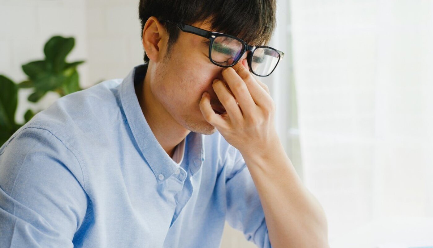 피곤해하는 남성