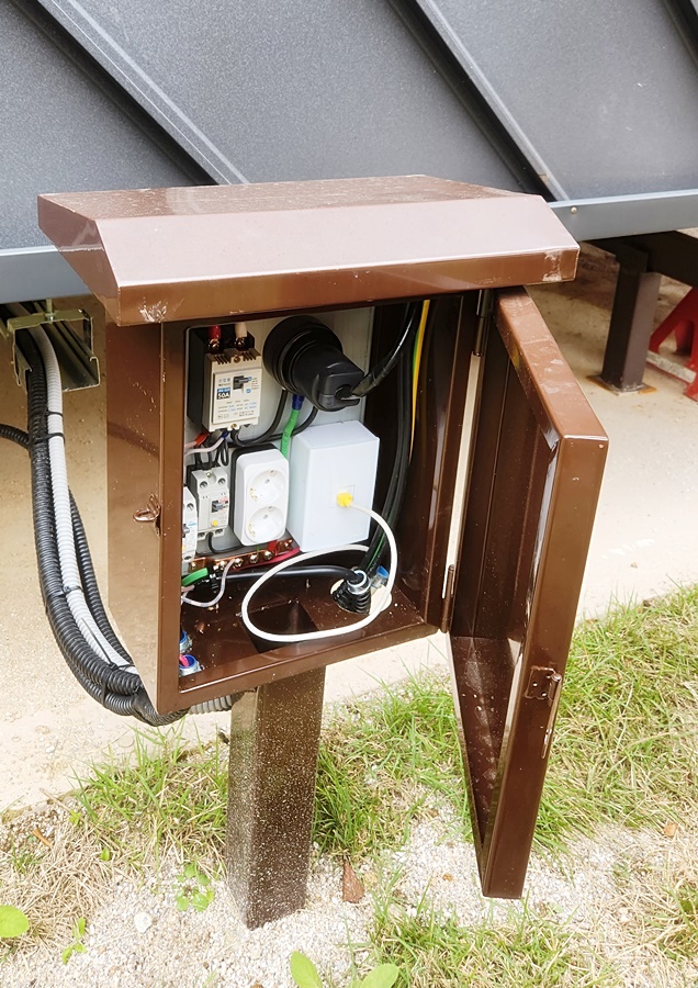 옆으로 전기그릴을 이용하기 좋게 있던 콘센트