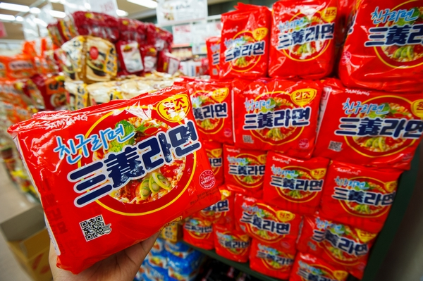 출시 61주년을 맞은 삼양라면은 현재까지도 고유의 담백한 맛과 상징성으로 '원조라면' 자리를 지키고 있다. 사진은 마트에 진열된 삼양라면 모습.