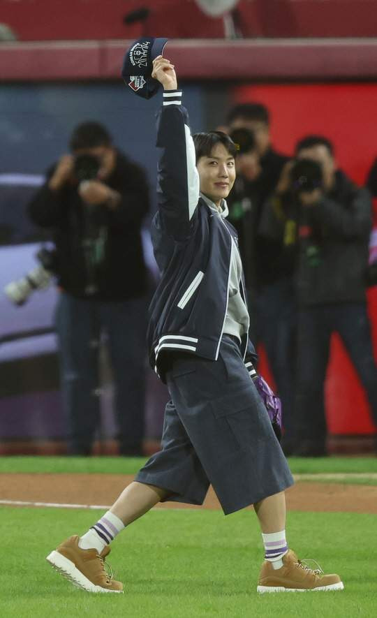 2024 KBO 한국시리즈 2차전 시구 BTS 제이홉