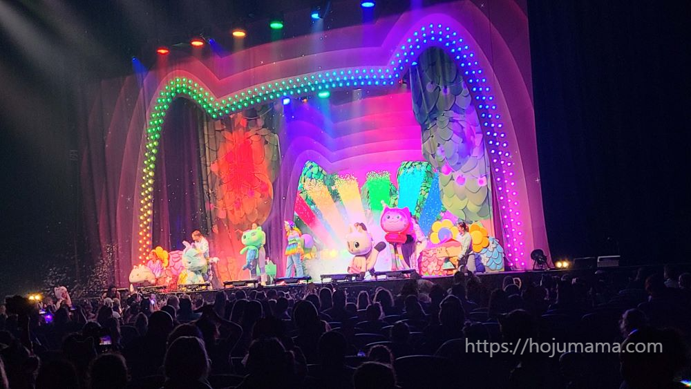 Gabby’s Dollhouse Live! 무대에서 캐릭터들이 공연 중