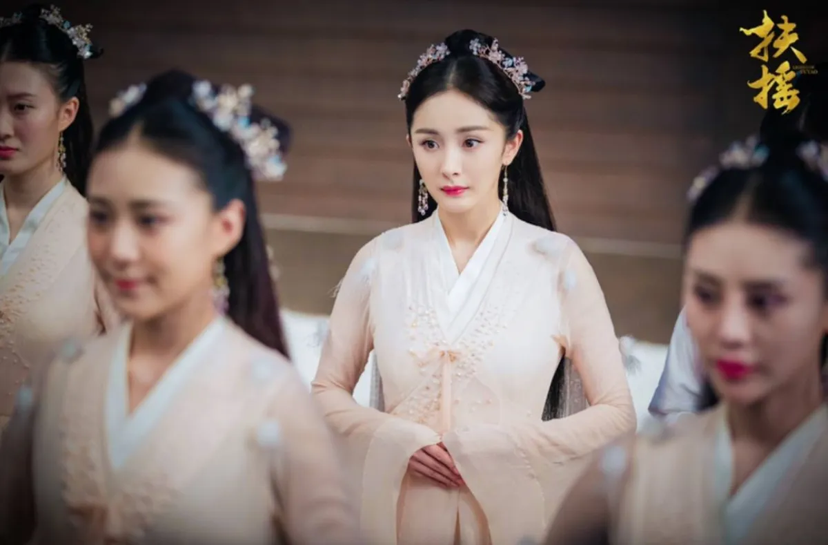 궁녀들-사이에-서있는-양미