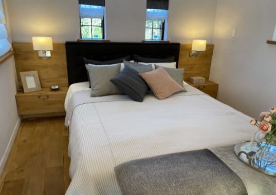 안방 침대가 방 한 가운데에 놓여져 있다.