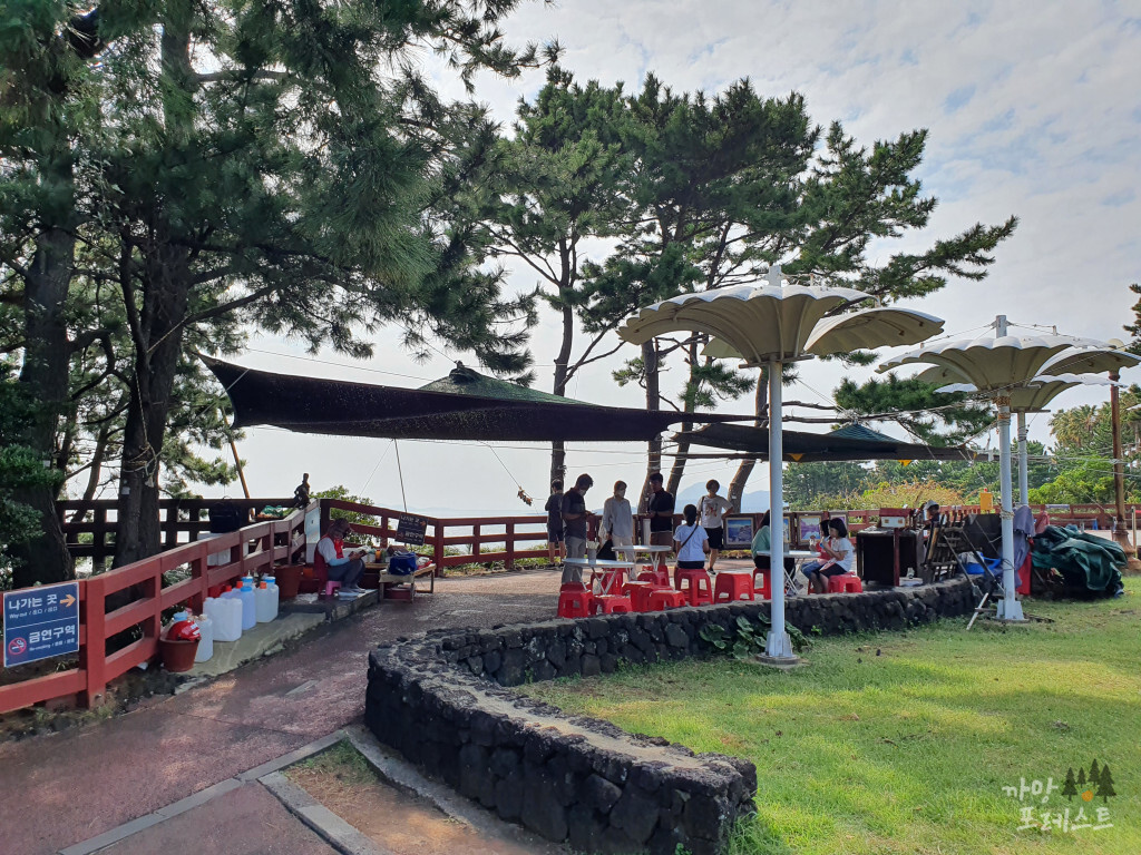 중문 주상절리대 그늘