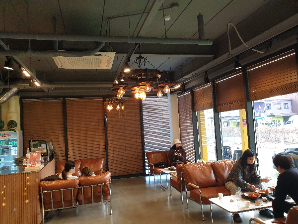 여유로운 1층 좌석, 좌석 사이 간격이 넓고 의자 자체도 넓다.