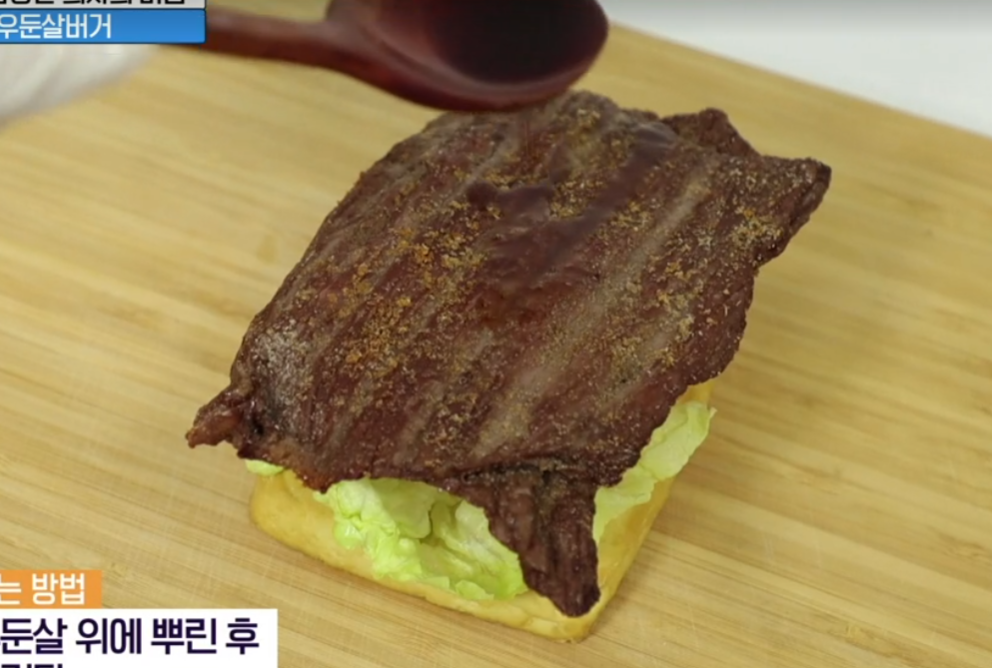 두부-양상추-토마토-양파-우둔살을-올리고-간장소스를-뿌리는-모습