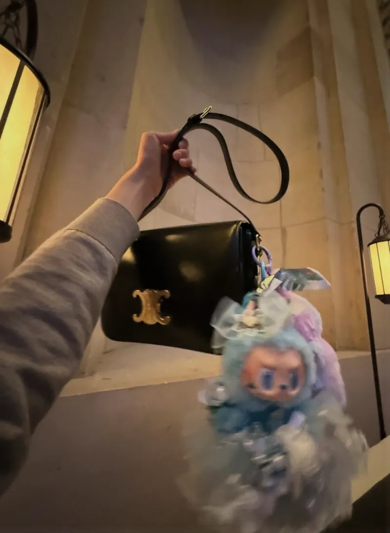 수지셀린느, 수지공항패션, 수지귀국패션, 수지패션, 수지트리옹프백, 셀린느트리옹프, 셀린느가방추천, 셀린느공항룩, 셀린느코디, 셀린느앰버서더, 뷔셀린느, 박보검셀린느, 셀린느25ss, 파리패션위크2025, 수지패션분석, 수지셀린느룩, 수지착장정보, 셀럽공항패션, 셀럽명품가방, 여자공항패션, 명품패션, 명품가방추천, 프렌치시크룩, 꾸안꾸공항패션