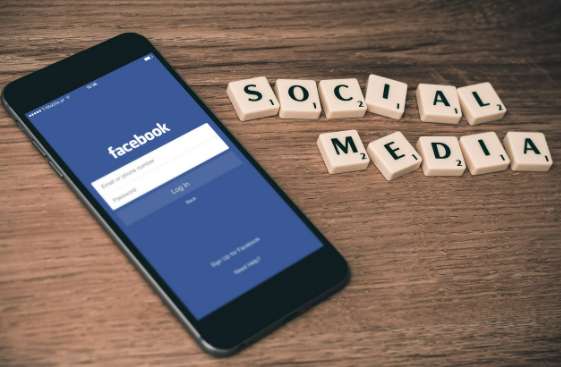 하루 3시간이 사라지는 이유 – SNS가 시간을 어떻게 잡아먹는가