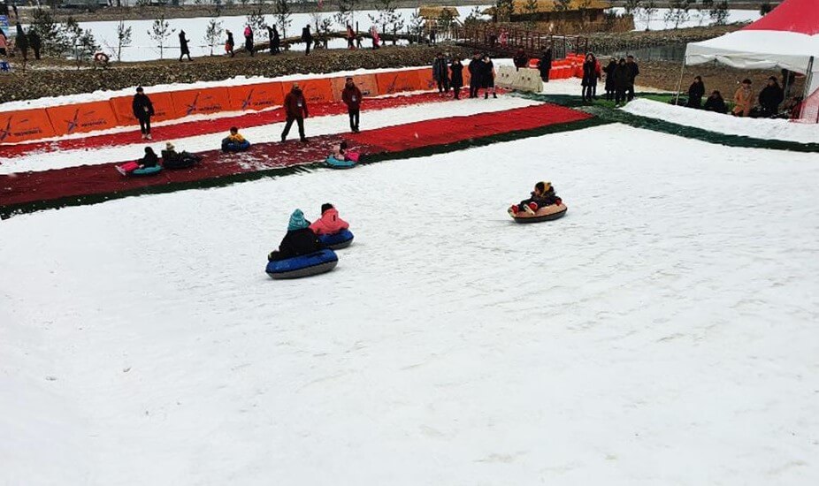홍천강 꽁꽁축제, 프로그램 시간, 이용요금, 남녀노소 누구나 즐길 수 있는 얼음낚시, 맨손 송어낚시, 가족단위의 실내낚시터까지 제공합니다.