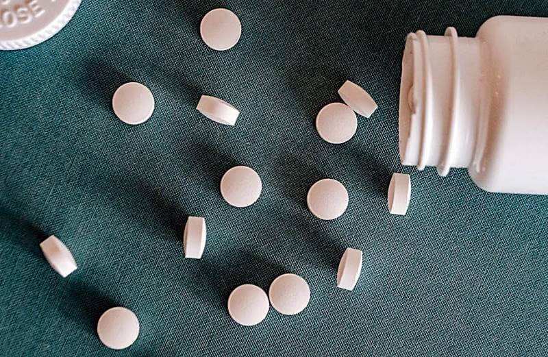 영양제와-약통이-흩어져-있는-모습