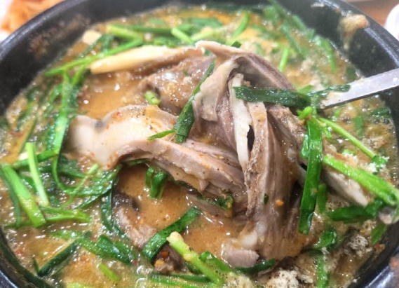 40~60대 건강 지키는 흑염소탕 효능과 집에서 끓이는 법