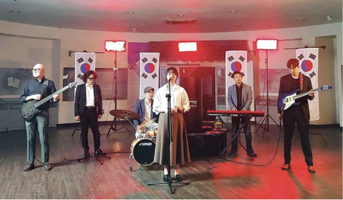 토다 5집 앨범 깃발 연주 사진입니다.