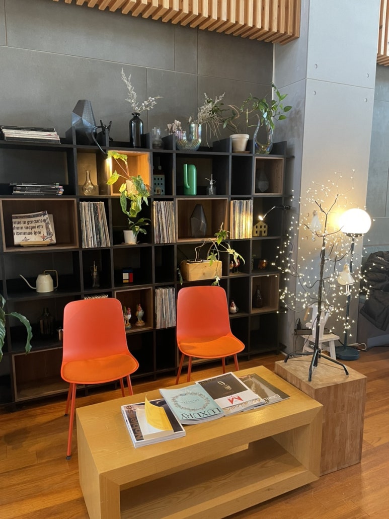 감성 인테리어와 오브제가 있는 공간