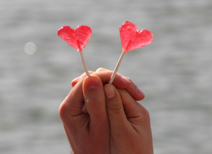 하트모양의 사탕 두 개