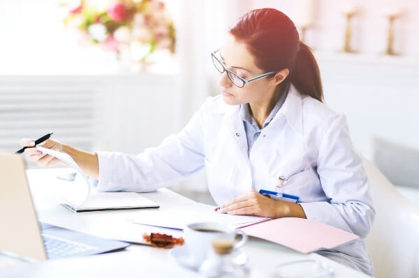 차트를-보고있는-의사선생님