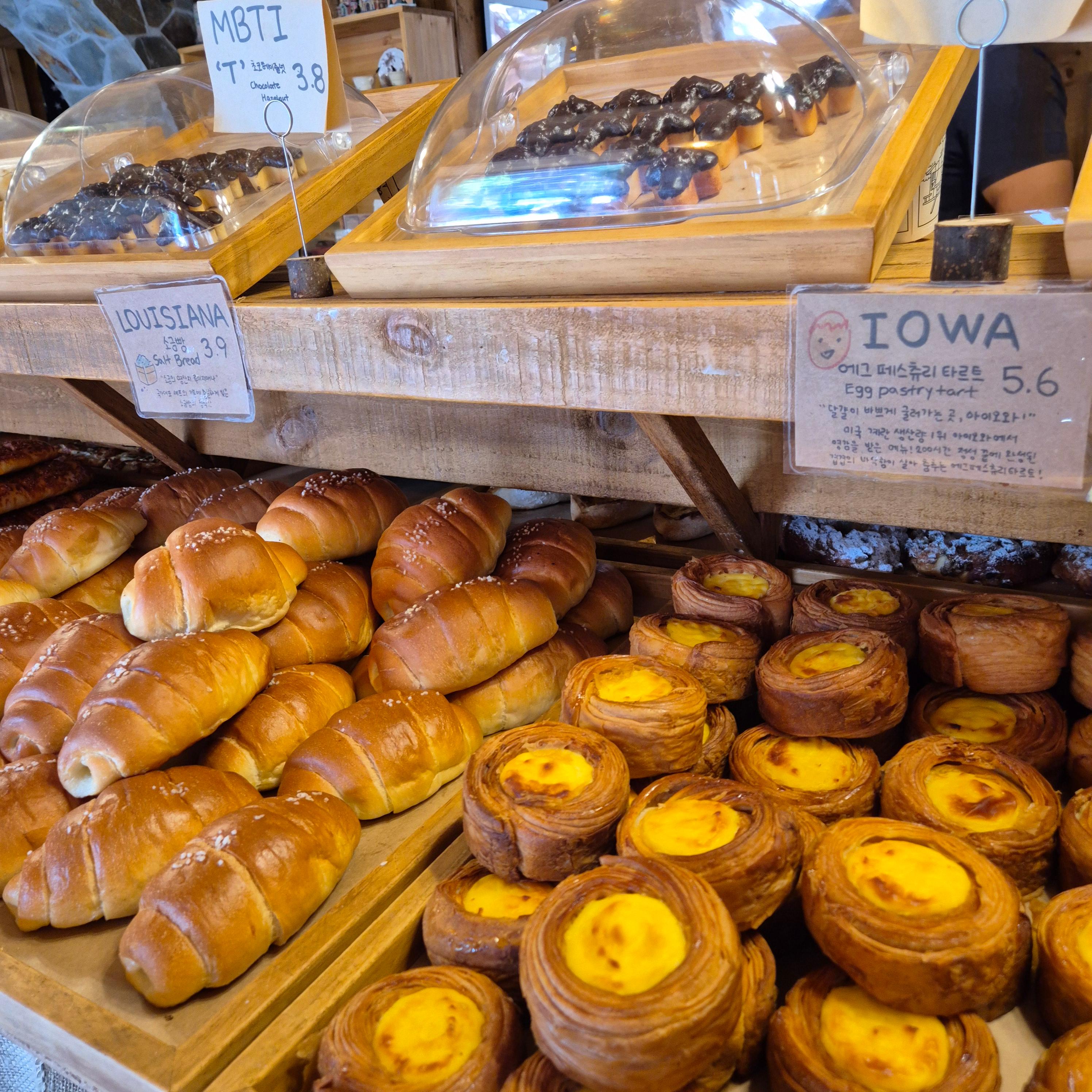 용산 카페, 왓어브레드, MBTI 빵, 용리단길 카페, 용산 베이커리, 인스타 감성 카페, 용산역 맛집, 미국 감성 카페, 휘낭시에 맛집, 용산 데이트 장소, 핫플레이스, 용산 빵집, 제빵 국가대표, 신상 카페, MZ 카페