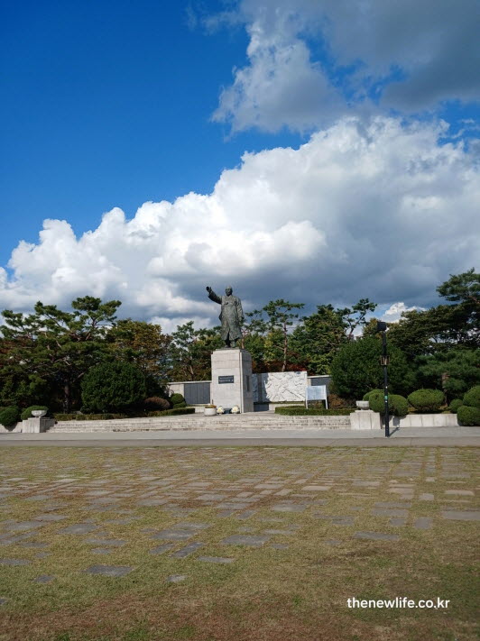 서울 단풍명소 남산 김구 동상과 성벽길 단풍 시기 풍경