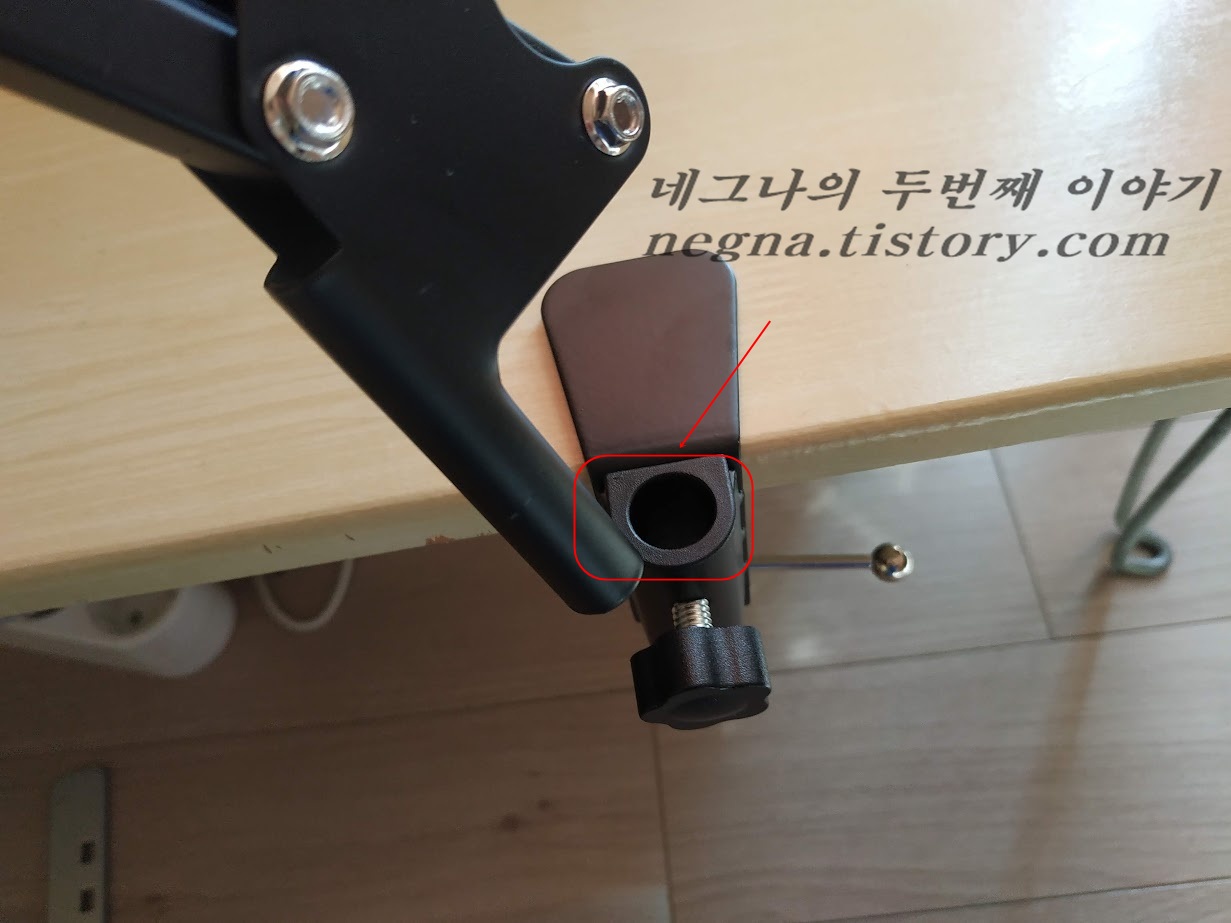 구멍에 맞게 넣어주기.