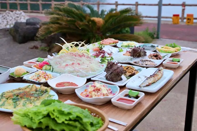 전참시 전지적참견시점 바다 전망 오션뷰 흑돼지 근고기&#44; 활어회 홍현희 제이쓴 만삭 사진 화보 촬영 제주 여행 점심 고기집 서귀포 성산일출봉 맛집 소개
