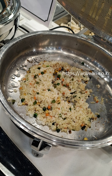 볶음밥이 진열되어 있어요.