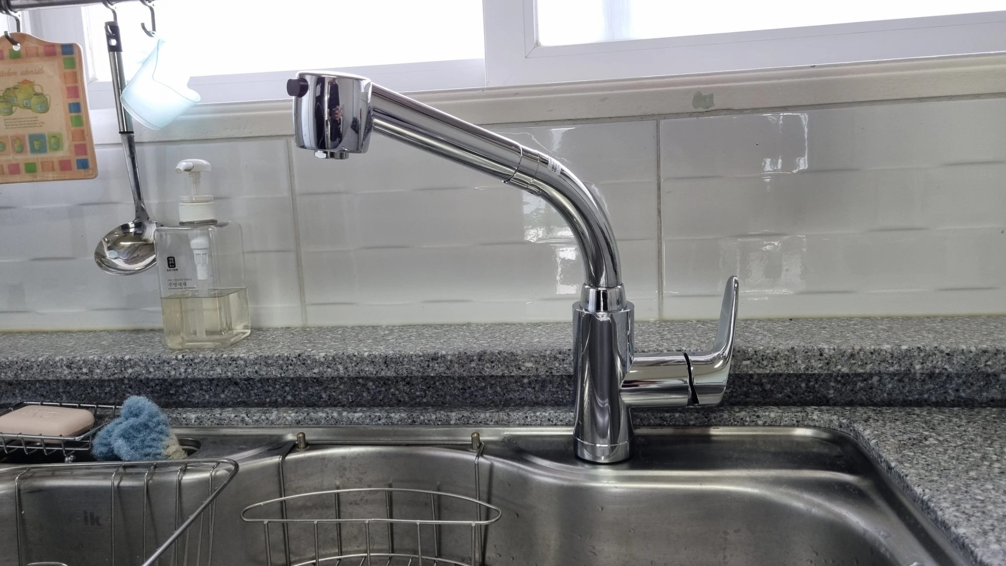 싱크대 수전 샤워헤드 끼운 모습