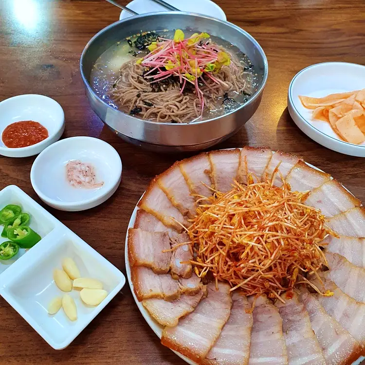 투데이 맛있는 메뉴 뼛속까지 시원한 동치미 막국수, 비빔 메밀 막국수, 메밀싹 수육 맛있는 식당 추천 부산 온천장 맛집