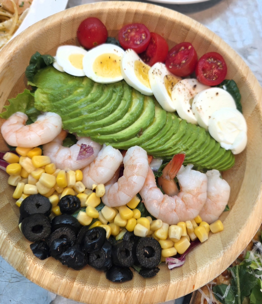 포레스트아웃팅스 용인점 새우 아보카도 샐러드 계란 토마토 올리브