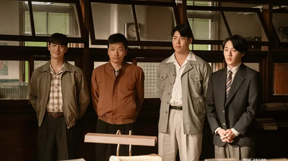 수사반장-경찰서 내부 경찰들 4명이 사복을 입은채 서있는 모습