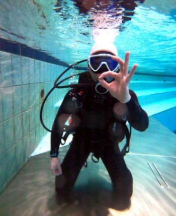 수영장에서 교육받는 다이버