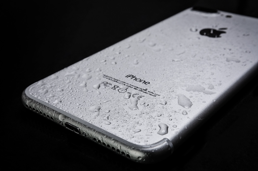 방수 스프레이 : 스마트폰에 물이 고여 있는 모습