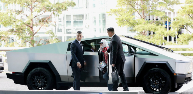 지드래곤이-사이버드럭에서-내리는-사진