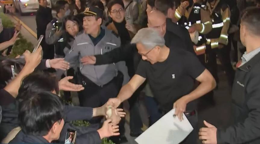 시민들에게간식을나눠주는젠슨황