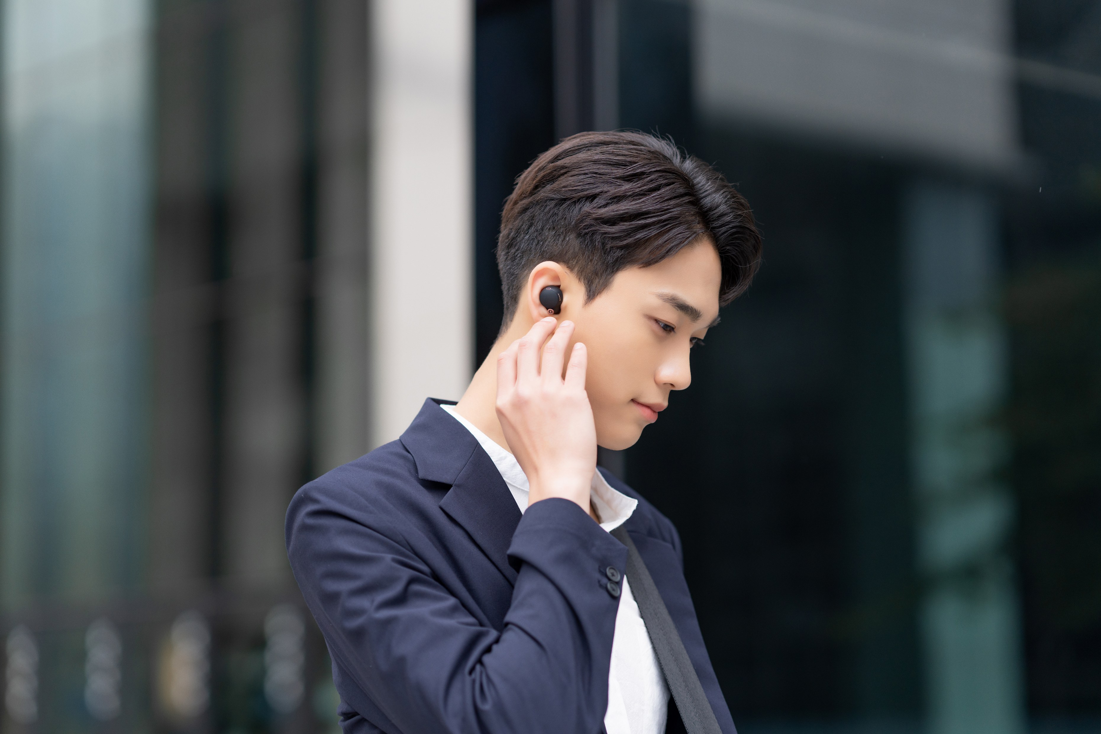 소니 이어폰을 착용하고 출근하는 직장인