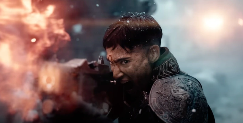 제국 군복을 입고 총을 쏘고 있는 레벨 문의 코라를 연기하는 소피아 부텔라