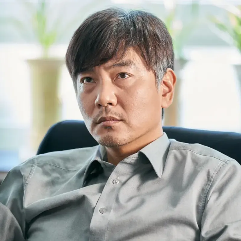 어느 사무실을 배경으로 앉아 있는 오랫동안 당신을 기다렸습니다의 정우노