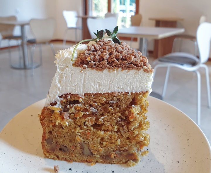 은곡마을-세곡동에-있는-한옥-갤러리카페-에이치오름의-당근케이크는-크림치즈위에-크럼블이-올려져있고-당근과-호두가-가득들어있다