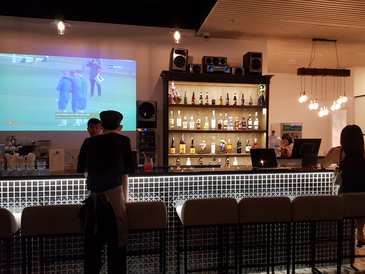 호치민 빈탄군 스포츠 펍 Agave Sports Cafe - 실내 분위기