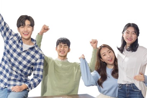 4명의-청년들이-손을들어-화이팅하는-모습