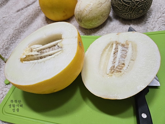 양구멜론을 반으로 자른 신선한 과일 모습