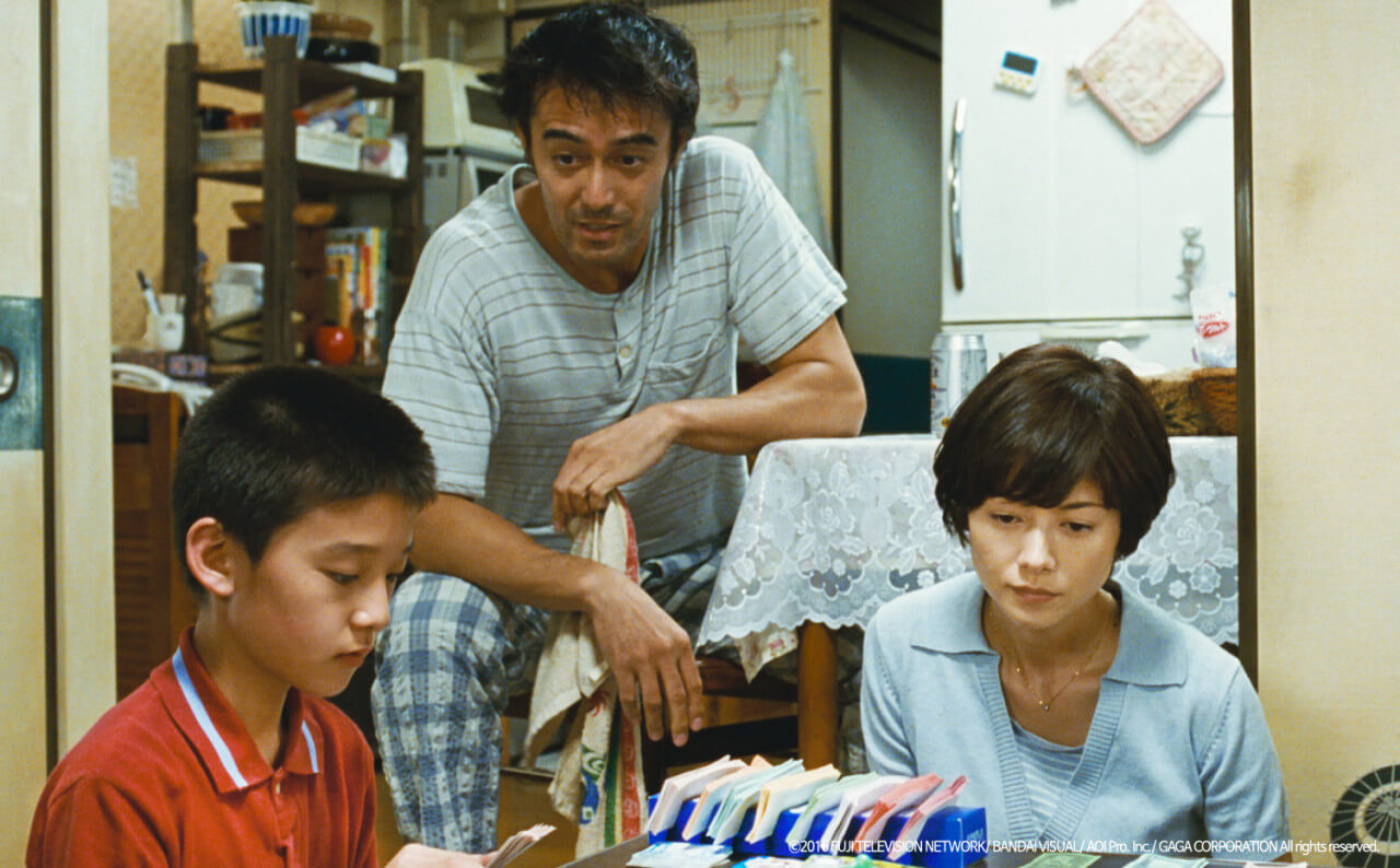 태풍이 부는 밤 좁은 할머니 집에 모인 료타와 전부인 교코, 아들 싱고