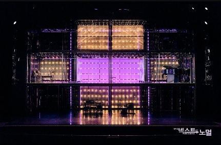 넥스트 투 노멀 무대미술