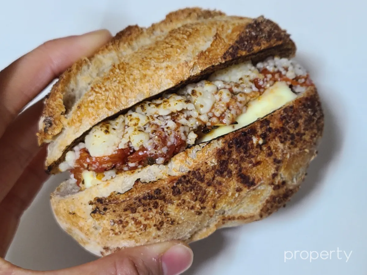 손으로-들고-있는-토마토레지아노-확대사진-토치로-구워서-빵의-겉면이-진한갈색이-있다