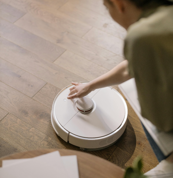거실 복도 청소하는 로봇청소기 사진