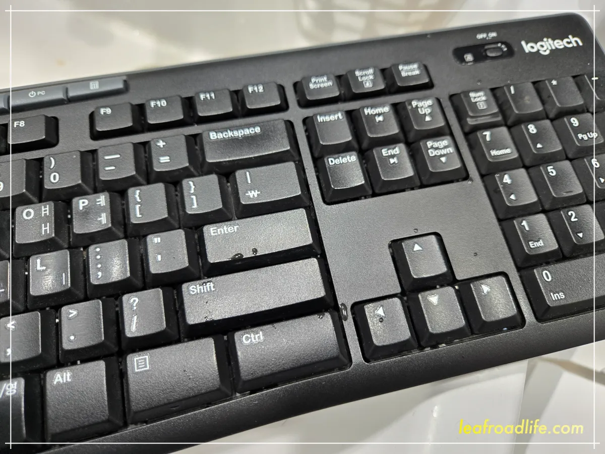 커피-쏟은-키보드-사진