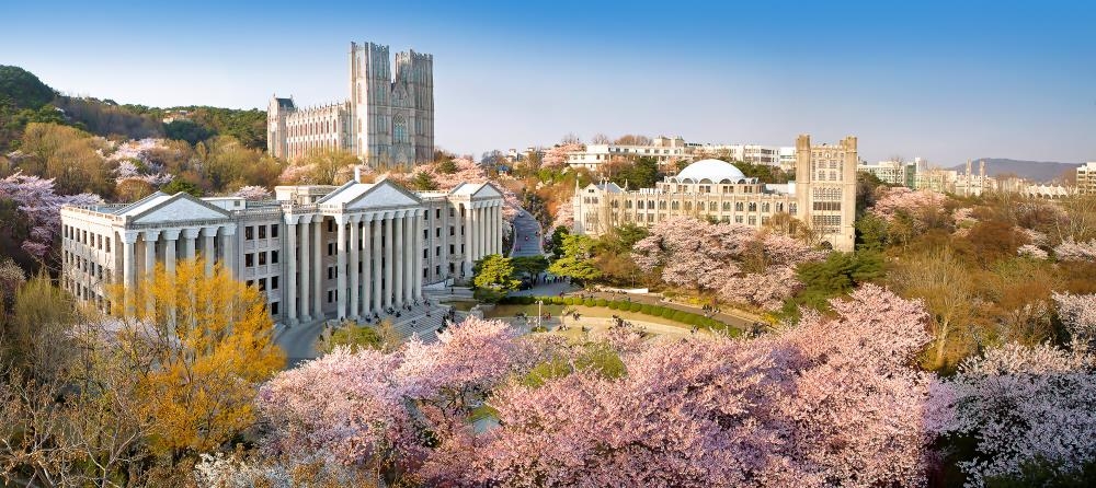 대학교 캠퍼스 전경과 신입생 입학 시즌 분위기