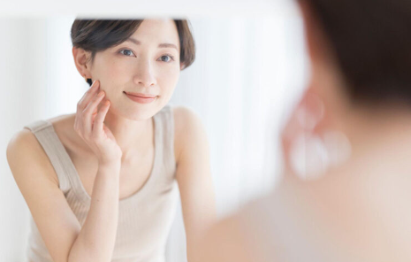 피부 상태를 확인하는 여성.